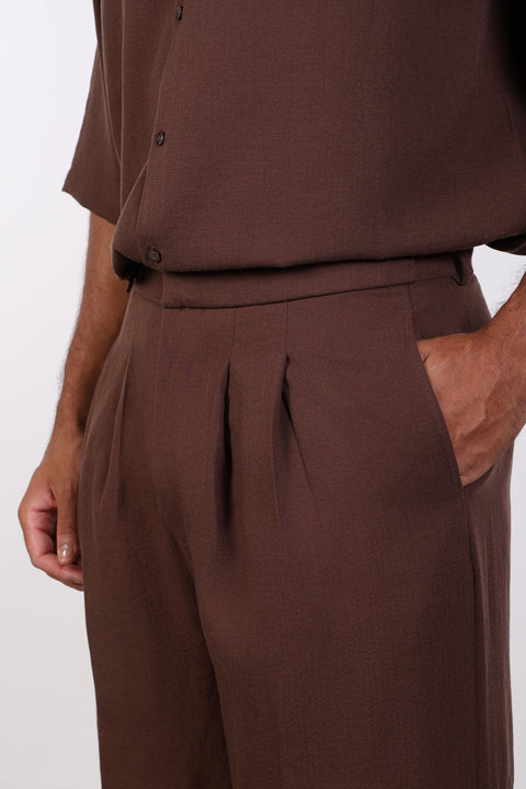 THE DOUBLE-PLEAT LINEN BLEND PANTS  — MENS BROWN