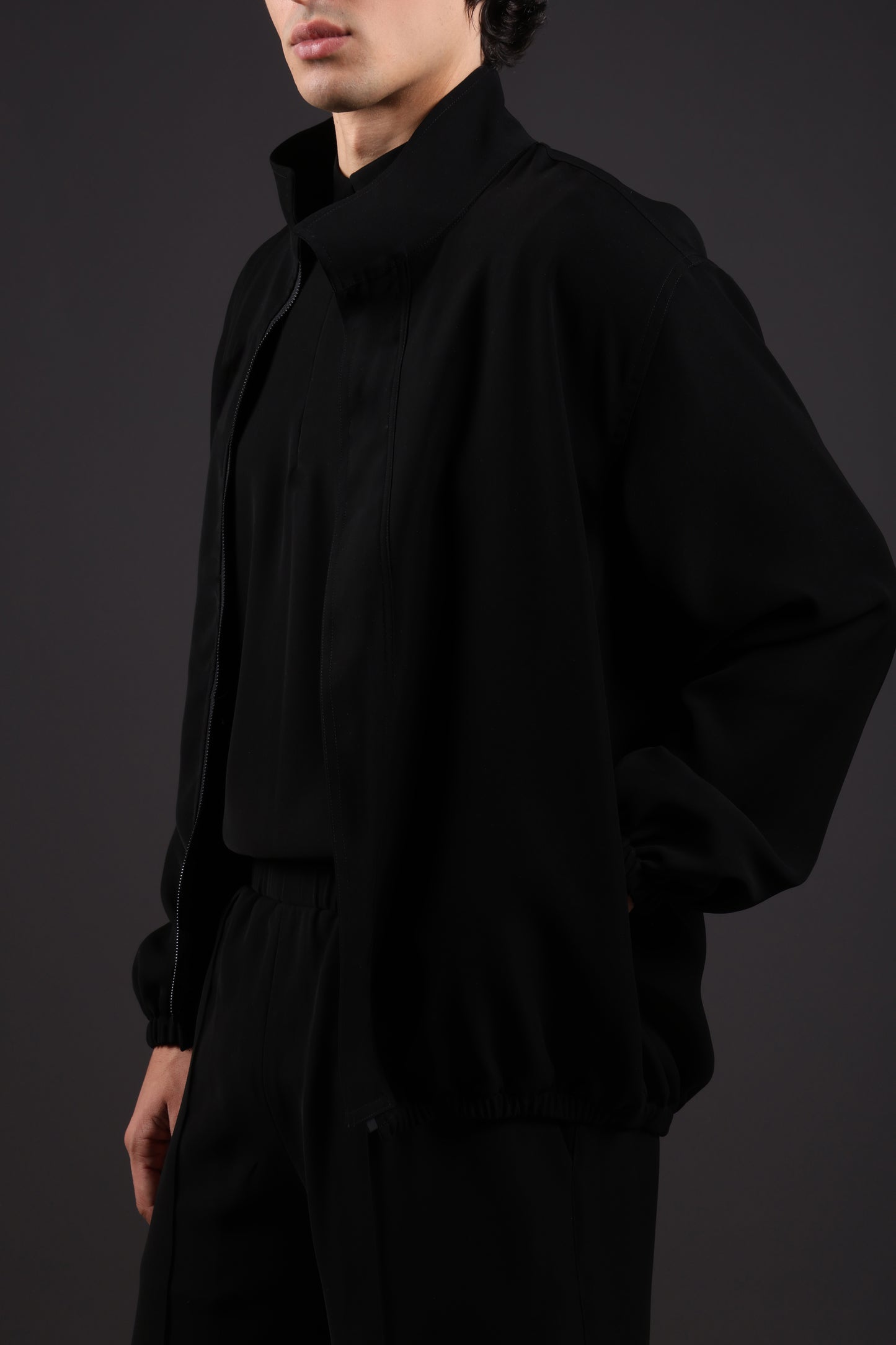 SOLID JACKET — IN BLACK (WITH ELASTIC)